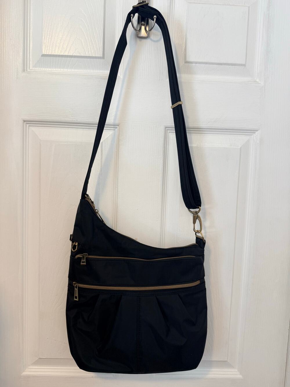Travelon Black Anti-Theft Signature 3-Compartment Crossbody